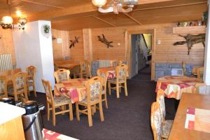 - une salle à manger avec des tables et des chaises dans une cabine dans l'établissement Hostel Fortuna, à Špindlerův Mlýn