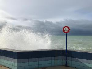 Villa Trémail - La plage au pied de votre chambre في ويميريوكس: موجة في المحيط بدون علامة سباحة