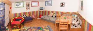Kleines Zimmer mit 2 Betten und einem Tisch in der Unterkunft Schiestl's Landhaus in Mayrhofen