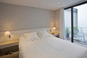 una camera con un letto e una grande finestra di De Waterzooi Lodge a Gand