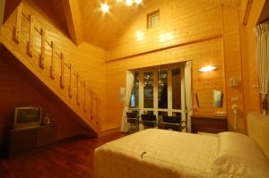 仁愛鄉的住宿－珍谷渡假山莊，一间卧室设有一张床和一个楼梯