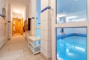 Piscina de la sau aproape de Fewo Gabriele Innenpool und Sauna