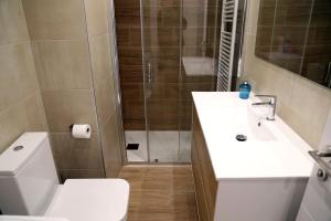 Un baño con inodoro, lavabo y ducha. en Plaza Monterrey parking opcional by Salamancavacacional, en Salamanca 22 fotos más