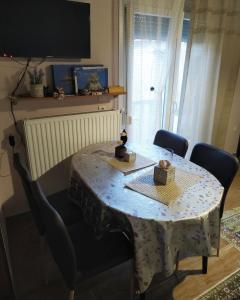 Televízia a/alebo spoločenská miestnosť v ubytovaní Eveline House