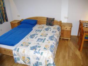 - une chambre avec un lit et une couette bleue dans l'établissement Annettes Ferienstübchen, à Bad Berka