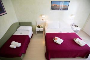 Postel nebo postele na pokoji v ubytování Hotel Dei Platani