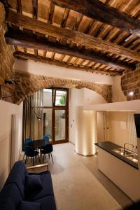 sala de estar con sofá azul y mesa en Le Stanze di Teodorico, en Orvieto