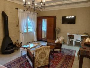 TV a/nebo společenská místnost v ubytování Hartland Garden Suite