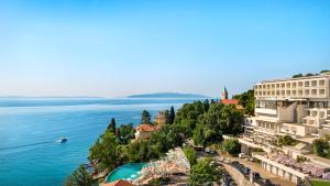 Blick auf ein Resort und das Meer in der Unterkunft Grand Hotel Adriatic II in Opatija
