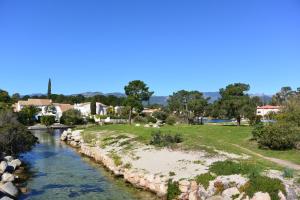 un río fluye a través de una pequeña ciudad en LAURENCE en Porto Vecchio