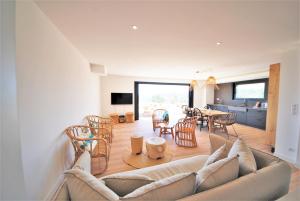 a living room with a couch and a table at Résidence Santa Giulia Park in Porto-Vecchio