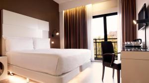 Кровать или кровати в номере Elba Madrid Alcalá