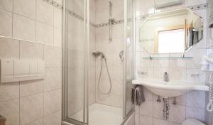 Koupelna v ubytování Apart Astoria + 24 fotografií