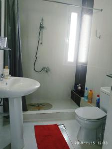 Kúpeľňa v ubytovaní STUDIO POSEIDONIA apartment 75sqm CORINTH CANAL