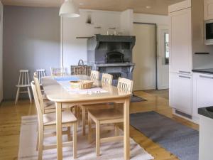 - une cuisine et une salle à manger avec une table et des chaises dans l'établissement Holiday Home Suvela by Interhome, à Kukkola