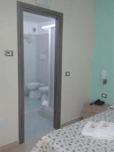 sypialnia z łazienką z toaletą i łóżkiem w obiekcie Suliccenti b&b Marzamemi w mieście Marzamemi