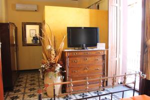 uma sala de estar com televisão numa cómoda em La Casona Albaida em Albaida