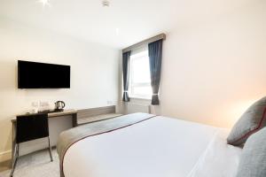 Postel nebo postele na pokoji v ubytování The Connaught Hotel Wolverhampton