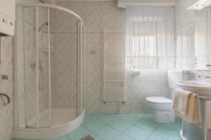 e bagno con doccia, servizi igienici e lavandino. di Apartments Fine Stay Bled a Bled