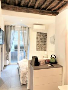 a bedroom with a bed and a desk in a room at La casa di Gio' 295 Apartments in La Spezia