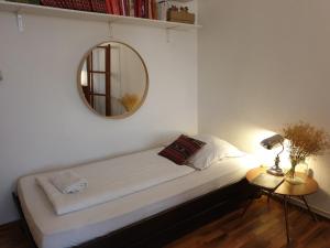 een slaapkamer met een bed met een spiegel aan de muur bij Apartment center Friedrichshain in Berlijn