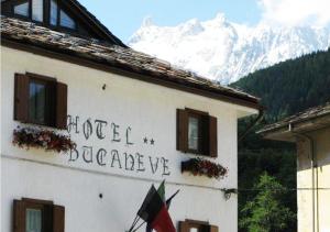 Nespecifikovaný výhled na hory nebo výhled na hory při pohledu z hotelu