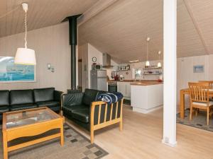 Et opholdsområde på Simplistic Holiday Home in Jutland with Swimming Pool