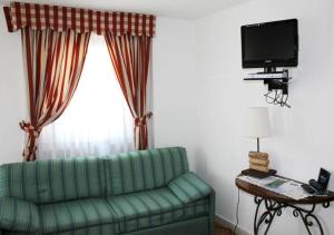 TV a/nebo společenská místnost v ubytování Hotel Bucaneve