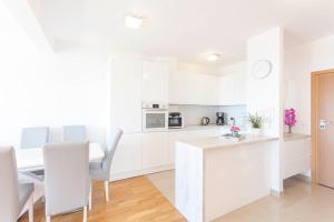 Kuchyň nebo kuchyňský kout v ubytování Apartments Dora