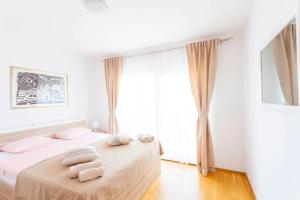 Postel nebo postele na pokoji v ubytování Apartments Dora