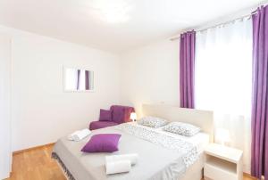 Postel nebo postele na pokoji v ubytování Apartments Dora