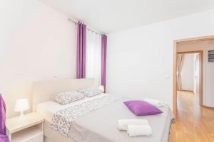 Postel nebo postele na pokoji v ubytování Apartments Dora