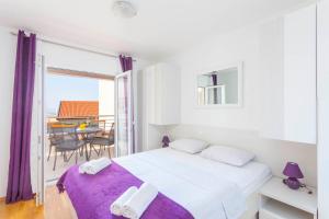 Postel nebo postele na pokoji v ubytování Apartments Dora