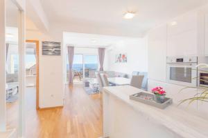 Kuchyň nebo kuchyňský kout v ubytování Apartments Dora