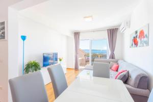 sala de estar con sofá y mesa en Apartments Dora en Makarska