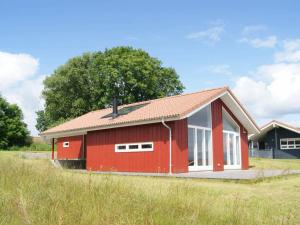 Asserballeskovにある10 person holiday home in Augustenborgの白窓の赤納屋