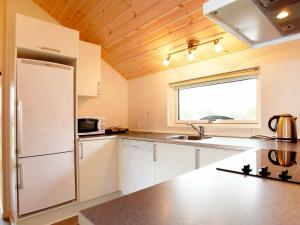 Una cocina o zona de cocina en 12 person holiday home in R dby