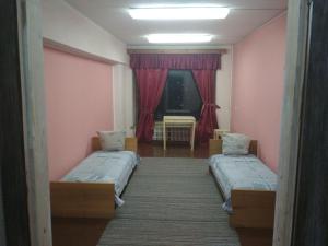 波爾塔瓦的住宿－Готель на Автовокзалі，客房设有两张床和窗户。