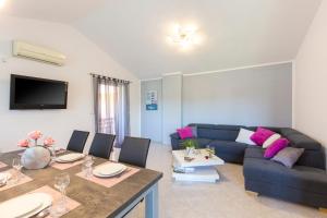 een woonkamer met een bank en een tafel bij Villa Piljan in Bokordići