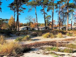 Snogebækにある8 person holiday home in Nexの木立の山並み