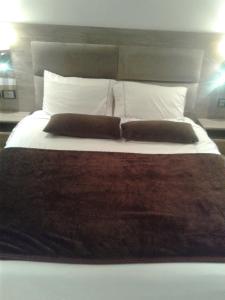 ein Schlafzimmer mit einem großen Bett mit zwei Kissen in der Unterkunft Appartement Bella Vista in Bouznika