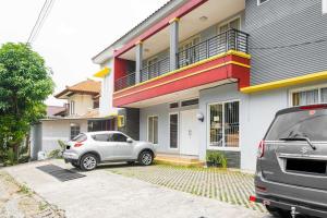 un coche plateado estacionado frente a un edificio en RedDoorz near Siloam Karawaci 3 en Tangerang