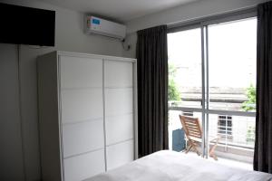 ブエノスアイレスにあるBuenos Días Buenos Airesのベッドルーム1室(ベッド1台、大きな窓付)