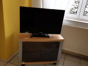 uma televisão de ecrã plano em cima de uma mesa em Ferienwohnung Punkt-Schönstein em Kappel-Grafenhausen