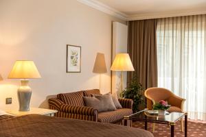 una habitación de hotel con una cama y un sofá en Hotel Grossfeld, en Bad Bentheim