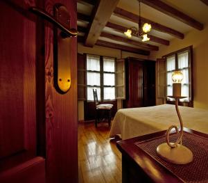 Poo de CabralesにあるLa Indianaのベッドルーム1室(ベッド1台、ランプ付きテーブル付)