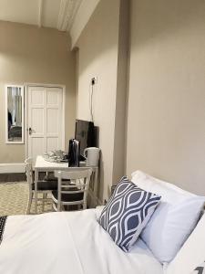 Postel nebo postele na pokoji v ubytování Caspian Hotel