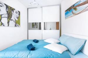 A bed or beds in a room at Matthias Home Midtown Budapest