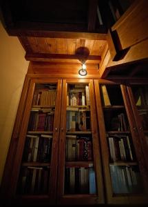 a wooden book shelf filled with lots of books at La Indiana in Poo de Cabrales