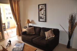 A seating area at 2 Bed, 2 Bath Apartment In Mandria